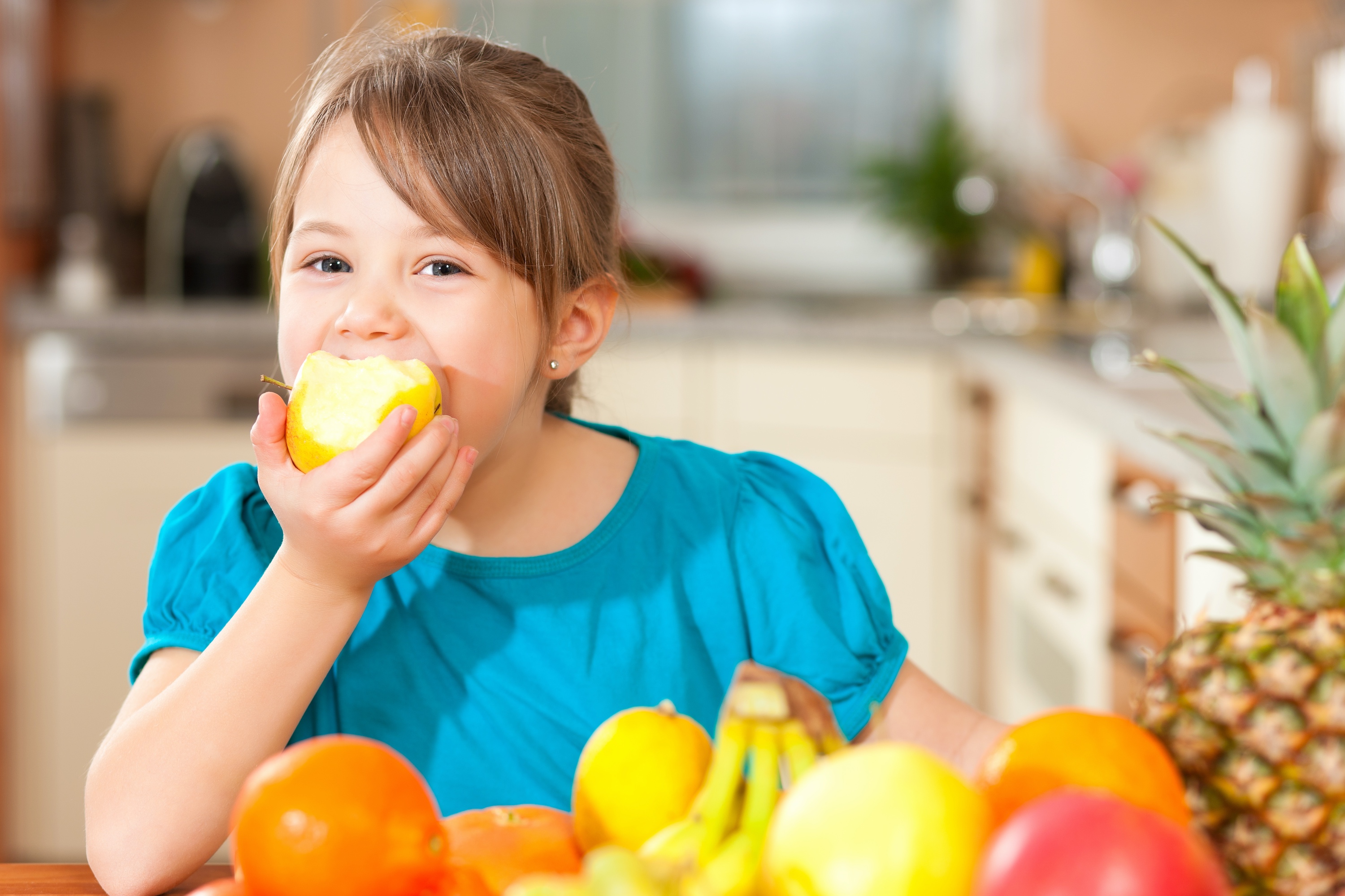 Πώς θα μάθετε το παιδί να τρώει φρούτα, λαχανικά, ψάρι και όσπρια
